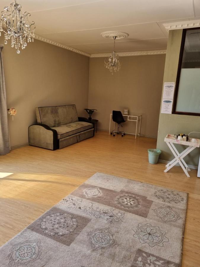 @Home Guest House Zeerust Bagian luar foto