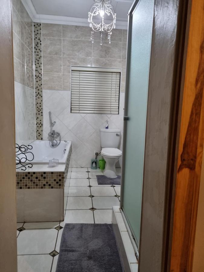 @Home Guest House Zeerust Bagian luar foto