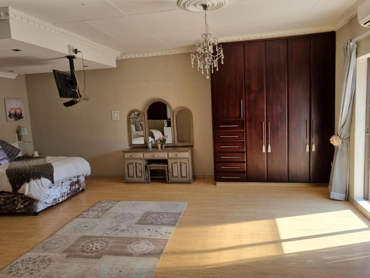@Home Guest House Zeerust Bagian luar foto