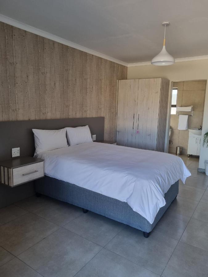 @Home Guest House Zeerust Bagian luar foto