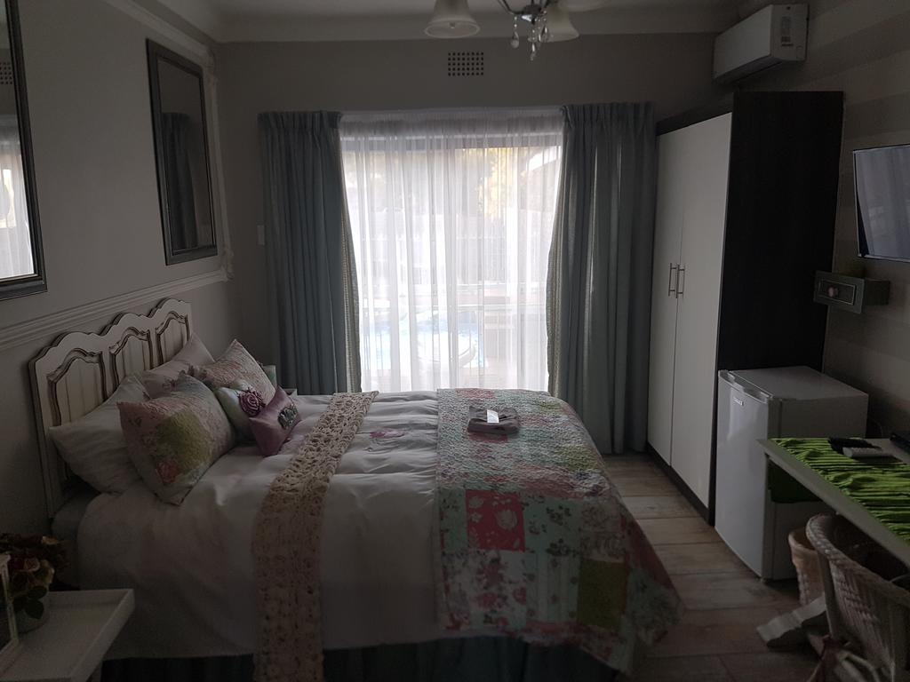 @Home Guest House Zeerust Bagian luar foto