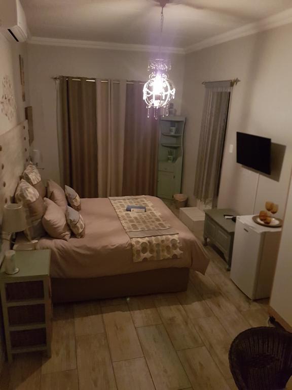 @Home Guest House Zeerust Bagian luar foto